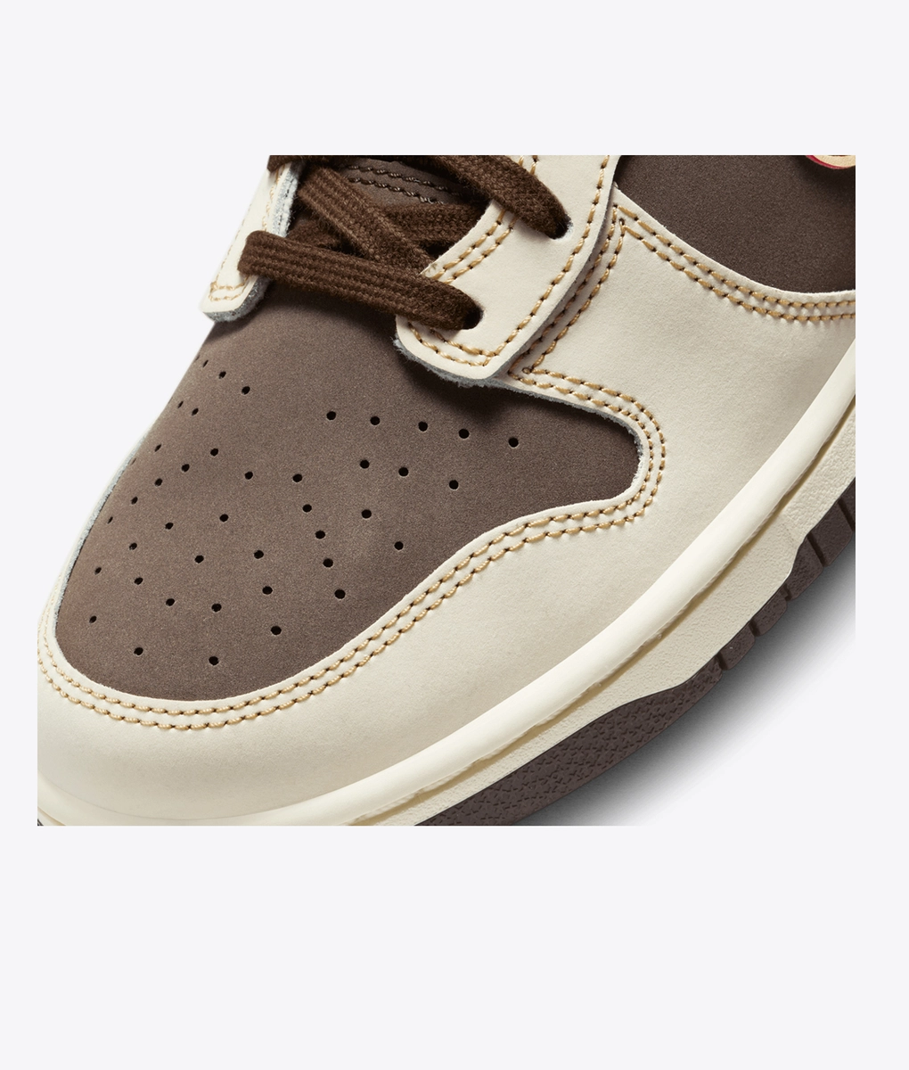 Nike - Elevate your sneaker game with the trendy Nike DUNK HI