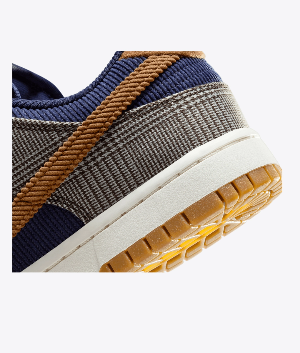 Nike - Elevate your sneaker game with the trendy NIKE DUNK LOW