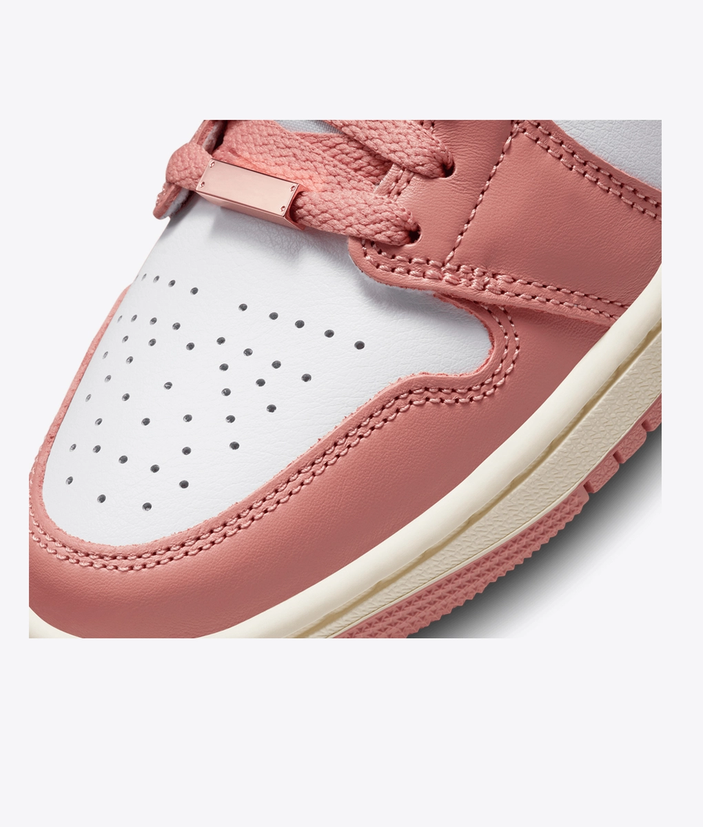 靴 Nike Air Jordan 1 Mid SE \"Red Stardust\" Nike Air Jordan 1 Mid Se Womens Fashion Trainers in Red