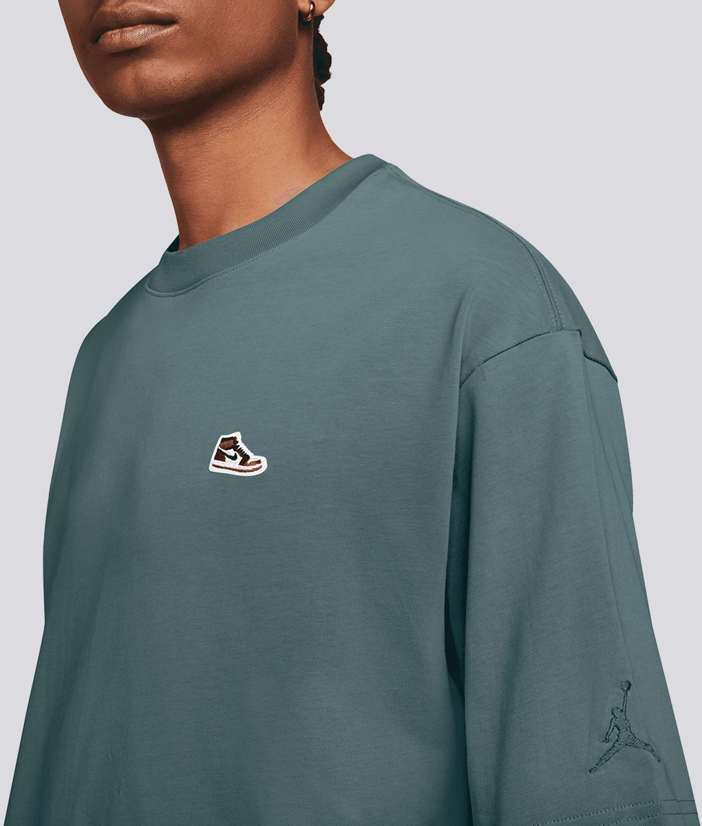 【NIKE】Jordan Sneaker Patch ベーシック半袖Tシャツ Jordan - JORDAN SNEAKER PATCH SHORT SLEEVE CREW TEE OXIDIZED