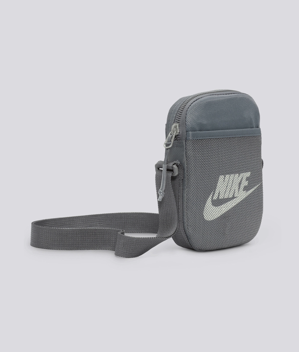 【メンズ・人気】NIKE Heritage Light Silver Crossbody バッグ Nike - NIKE HERITAGE SMALL CROSSBODY BAG SMOKE GREY/SUMMIT