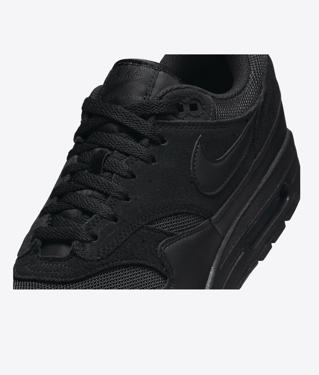 all black nike air max 1