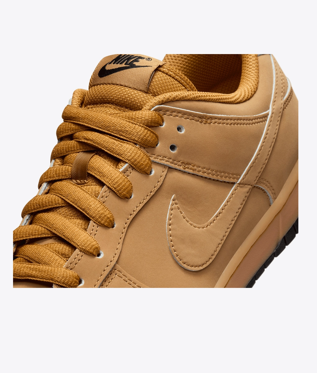 Nike - NIKE DUNK LOW RETRO SE WHEAT/GUM YELLOW-BLACK l BUY