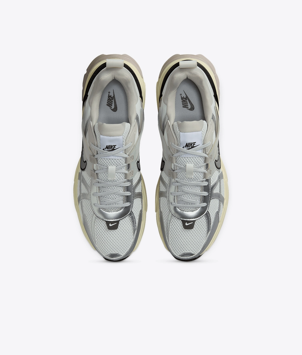 Nike - NIKE V2K RUN SUMMIT WHITE/METALLIC SILVER l BUY Men's