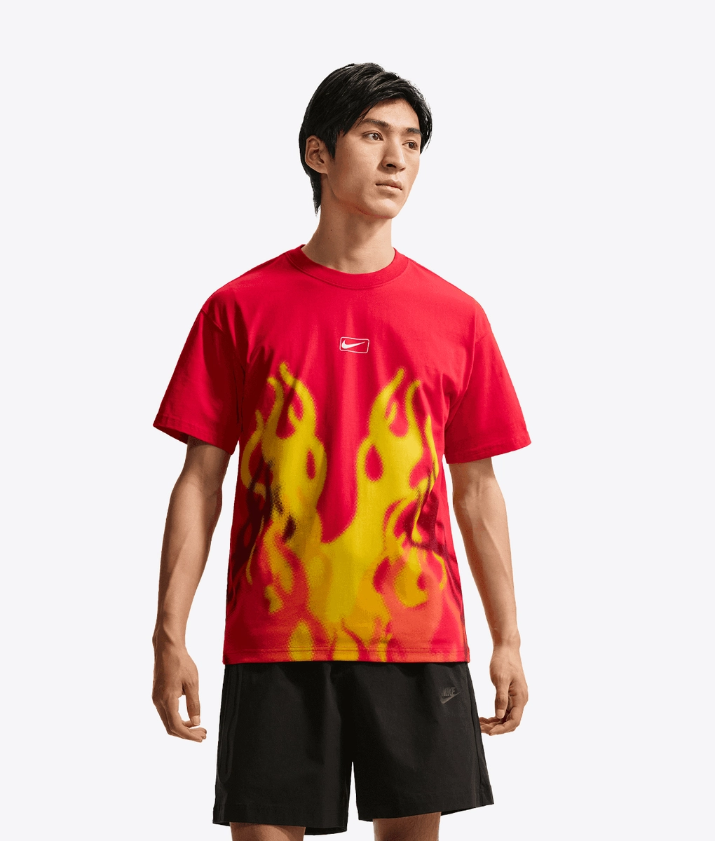 Nike エンジニアードデザイン シャツ M レッド Nike - SPORTSWEAR GENDER NEUTRAL GRAPHIC TEE - VegNonVeg