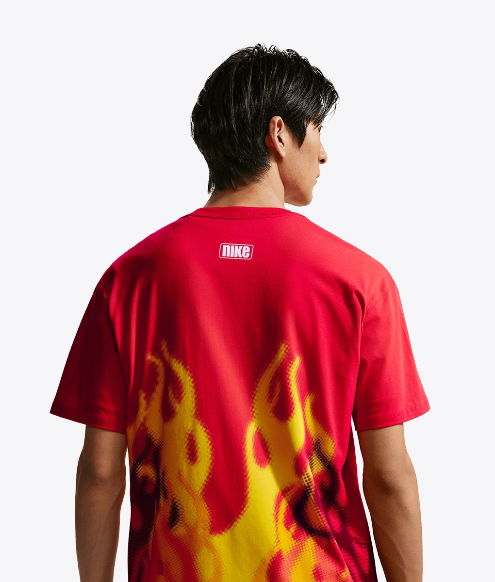 Nike エンジニアードデザイン シャツ M レッド Nike - SPORTSWEAR GENDER NEUTRAL GRAPHIC TEE - VegNonVeg