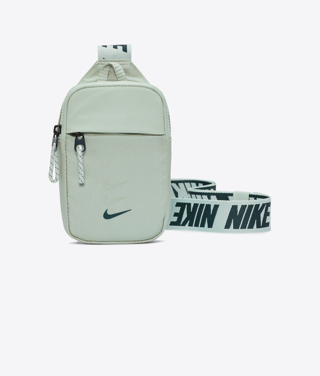 nk sprtswr essentials s hip p