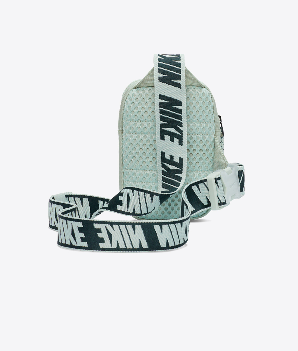 nk sprtswr essentials s hip p