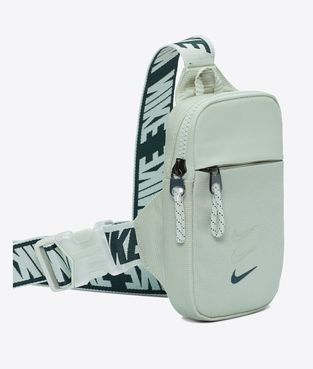 nk sprtswr essentials s hip p