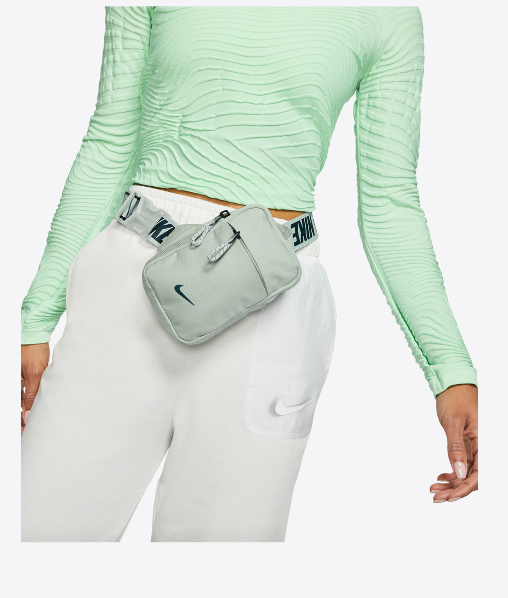 nk sprtswr essentials s hip p