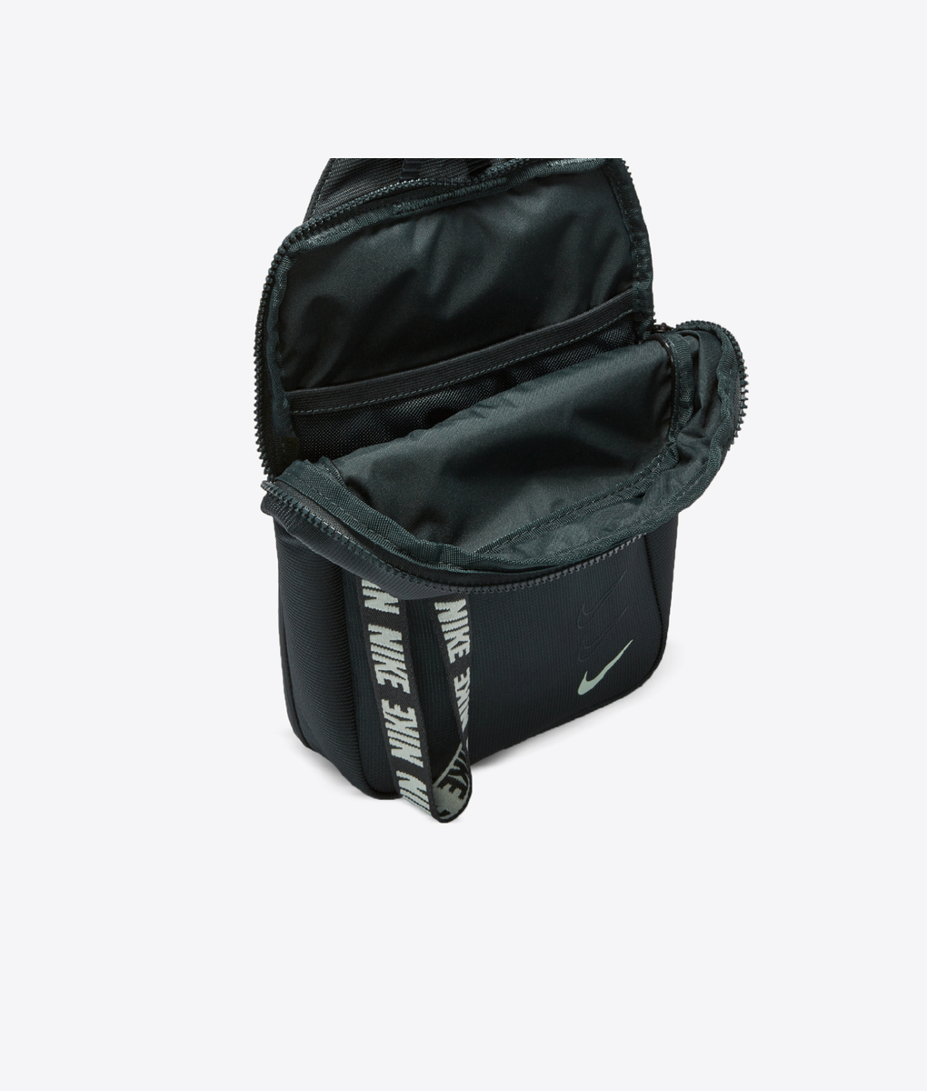 the nike sportswear essentials hip pack