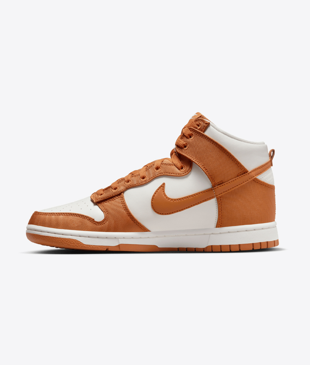 Nike - Elevate your sneaker game with the trendy NIKE DUNK HIGH