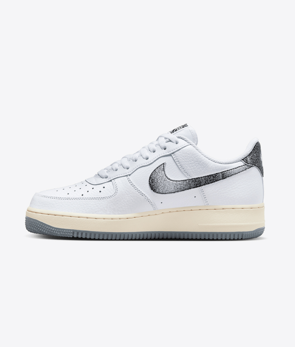 Nike - Elevate your sneaker game with the trendy NIKE AIR FORCE 1