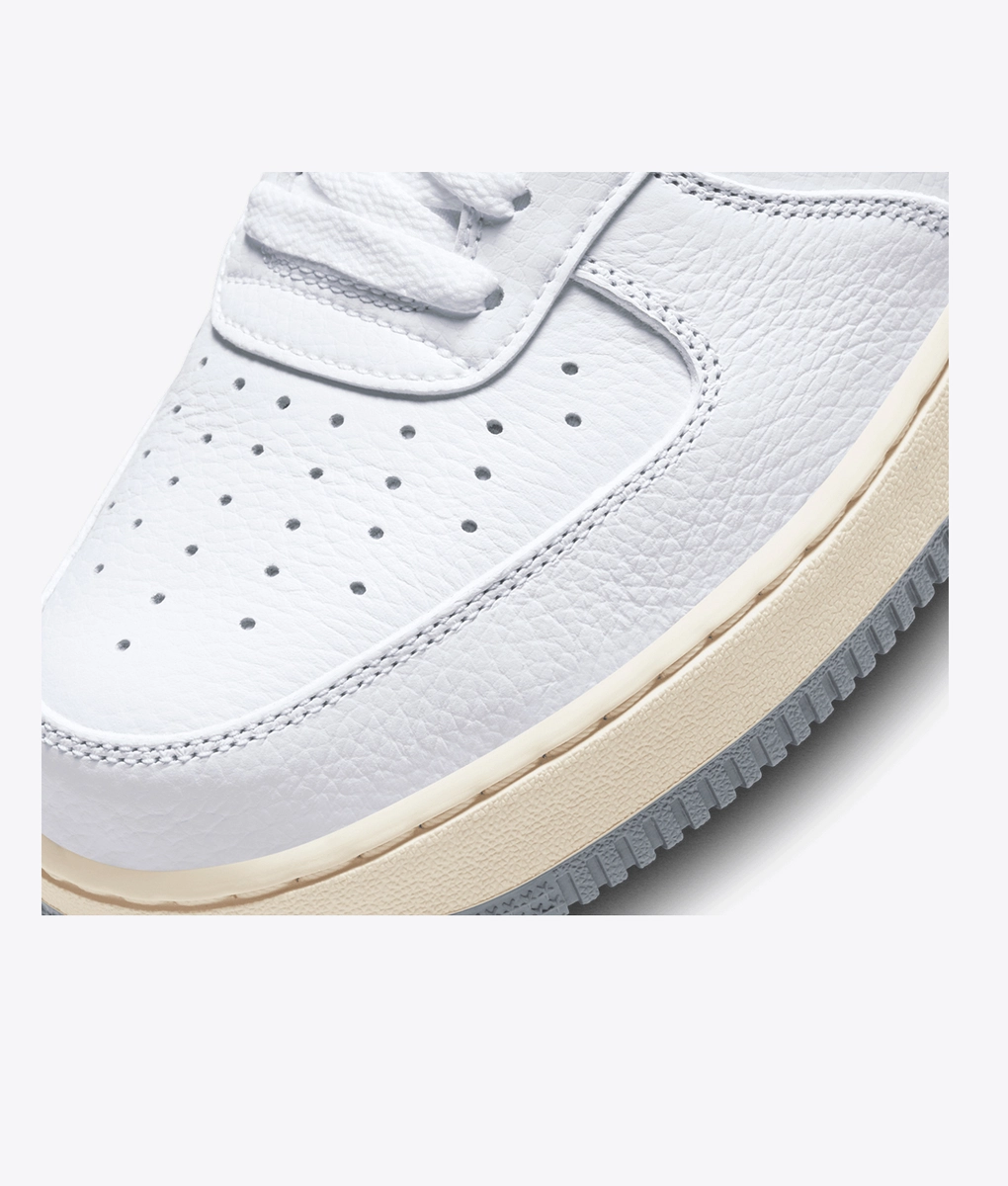 Nike - Elevate your sneaker game with the trendy NIKE AIR FORCE 1