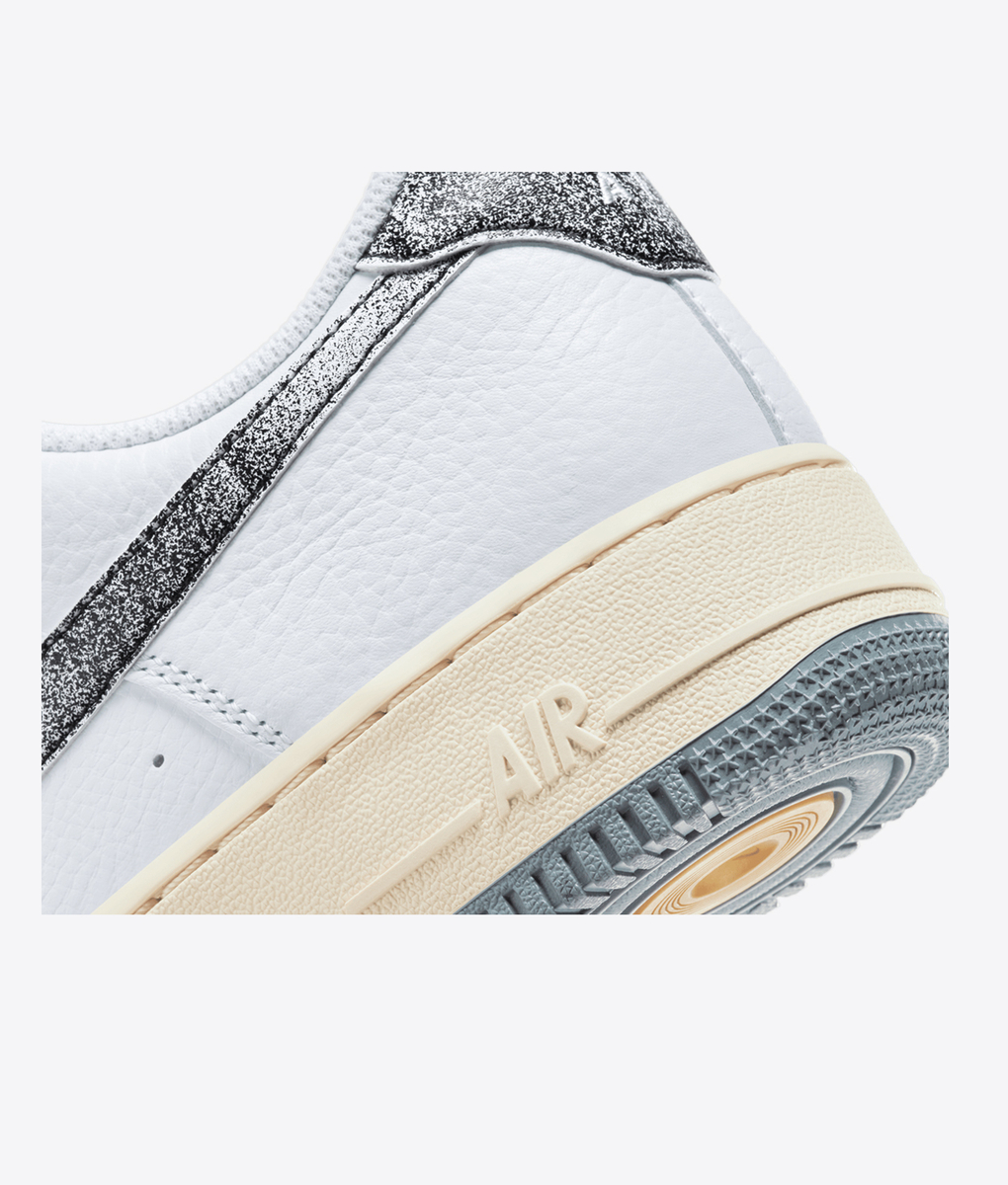 Nike - Elevate your sneaker game with the trendy NIKE AIR FORCE 1