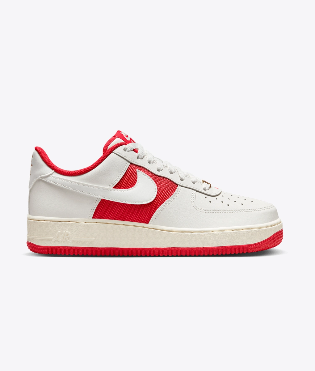 送料込み 追跡あり Nike Air Force 1 Low \"Coconut Milk/Red\" Nike Air Force 1 '07 Low Sail Gym Red Coconut Milk White