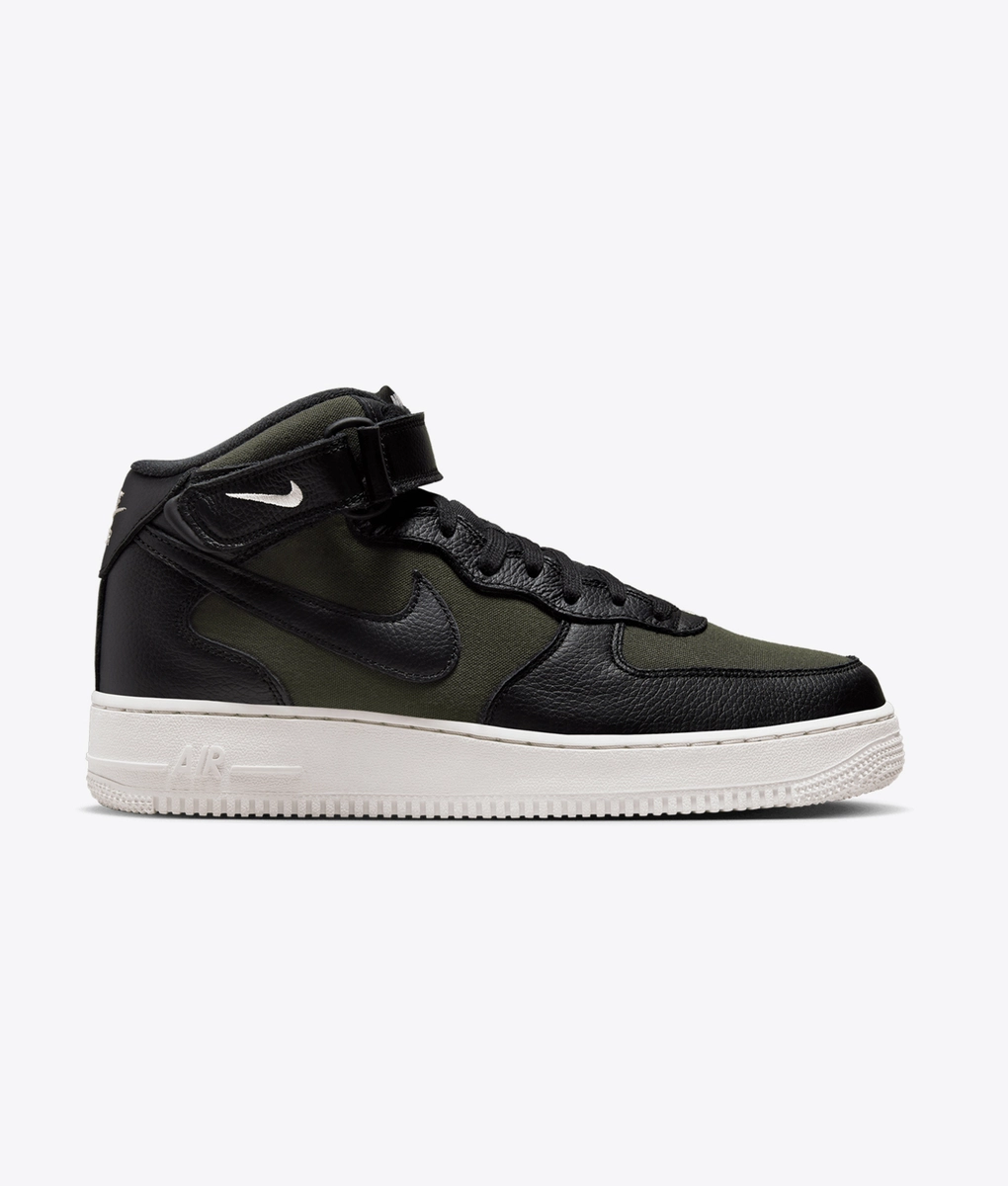 Nike - Elevate your sneaker game with the trendy NIKE AIR FORCE 1
