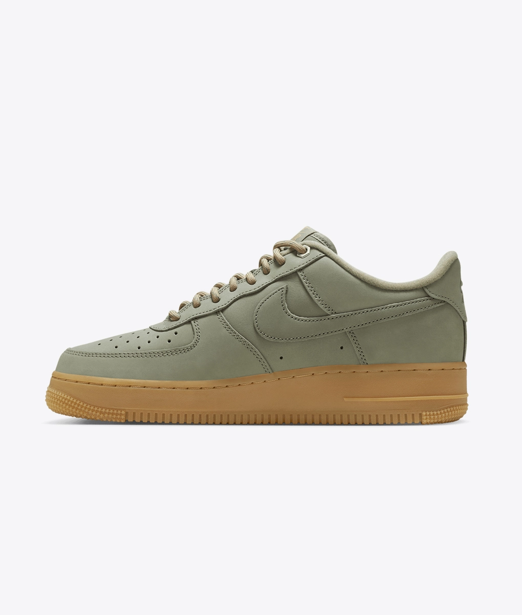 Nike - Elevate your sneaker game with the trendy NIKE AIR FORCE 1 
