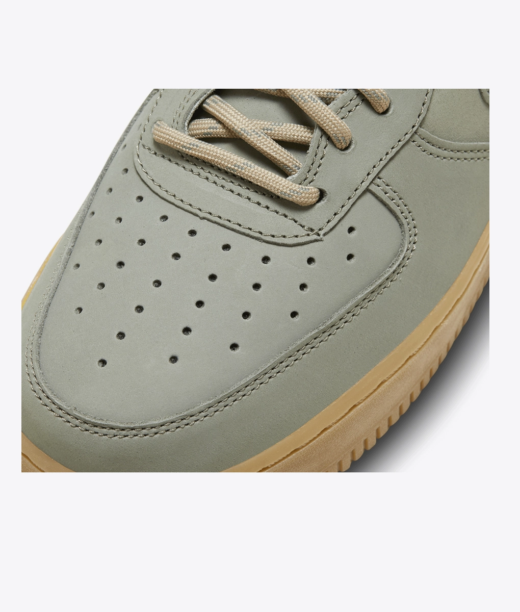 靴 NIKE AIR FORCE 1 '07 WB LIGHT ARMY Nike - Elevate your sneaker game with the trendy NIKE AIR FORCE 1