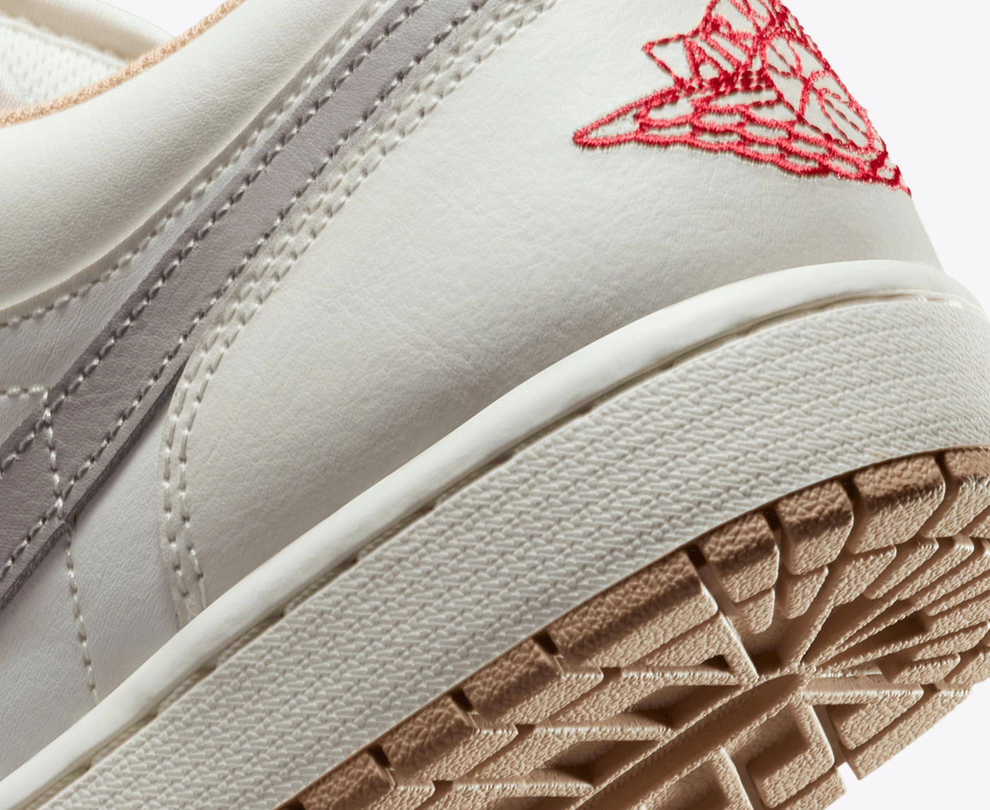 国内配送 NIKE AIR JORDAN 1 LOW SAIL/C.GREY-HEMP-FIRE RED Air Jordan 1 Low Sail / Fire Red - Jun 2025 - 553558-169