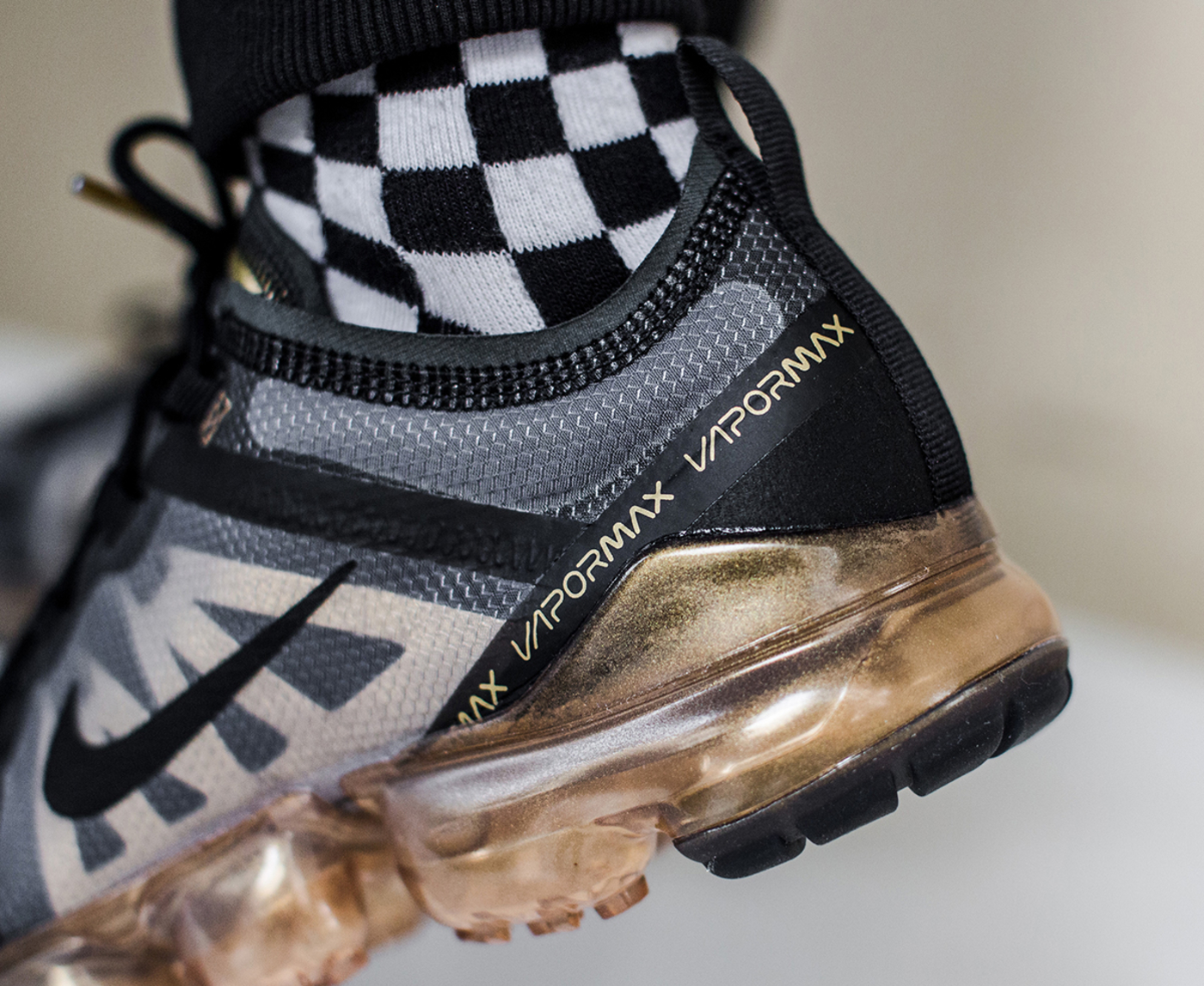 Nike air vapormax 2019 black gold best sale