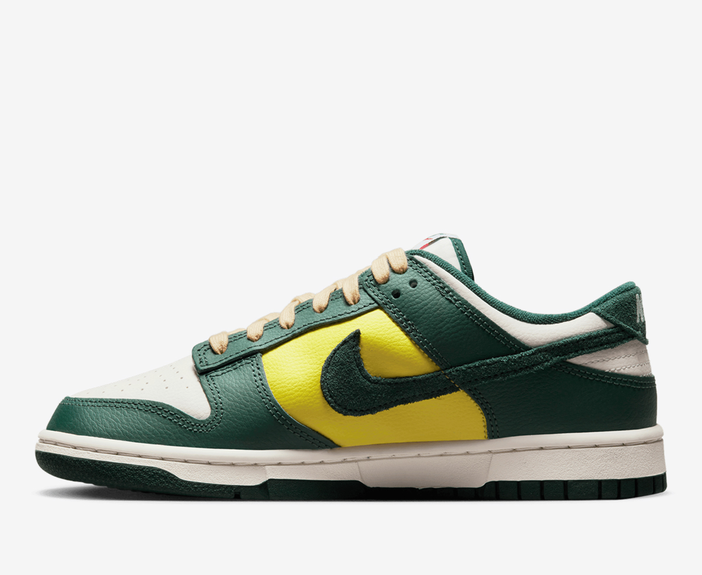 Nike - W DUNK LOW SE 'SAIL/NOBLE GREEN-OPTI YELLOW-PICANTE RED