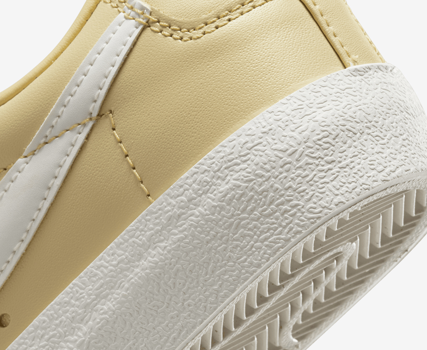 Nike blazer best sale low mens gold