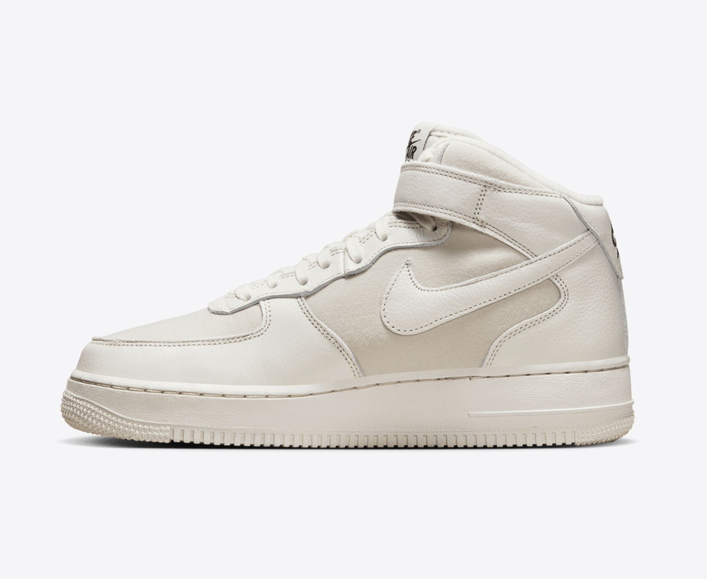 Nike - Elevate your sneaker game with the trendy NIKE AIR FORCE 1 