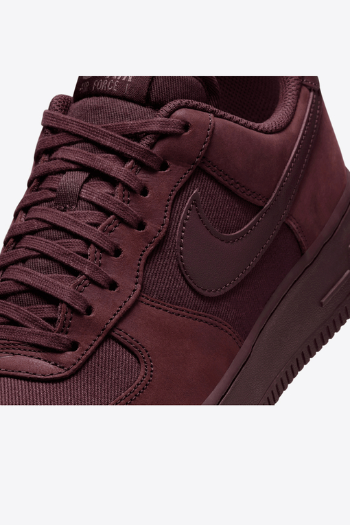 Elevate your sneaker game with the trendy NIKE AIR FORCE '07