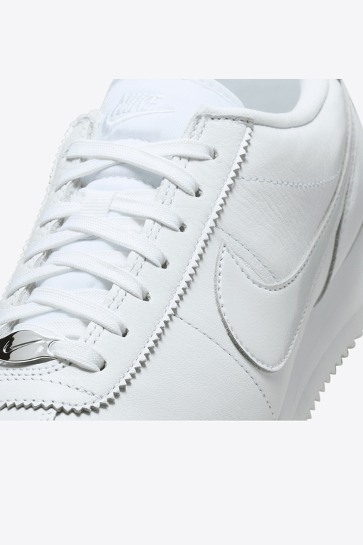 Classic best sale white nikes