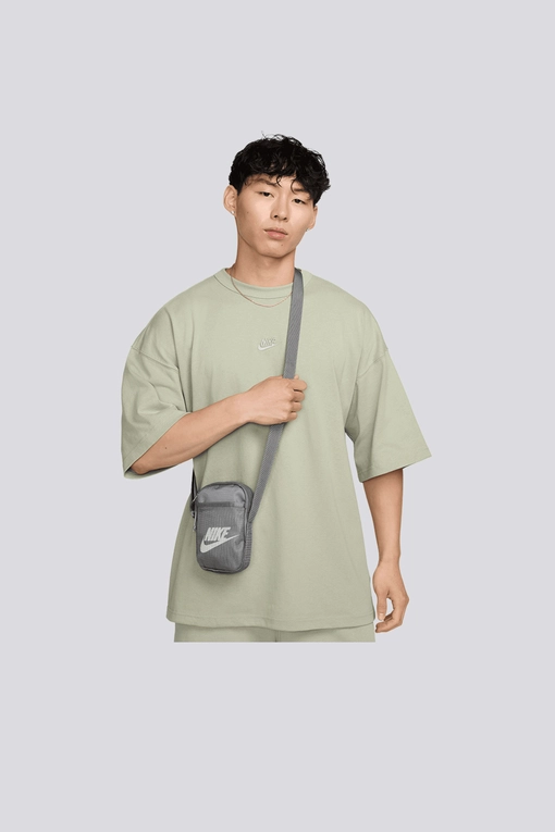 Nike - NIKE HERITAGE SMALL CROSSBODY BAG SMOKE GREY/SUMMIT WHITE l