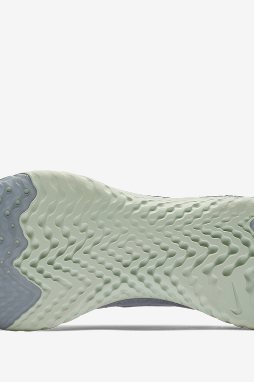 Nike epic react flyknit platinum top