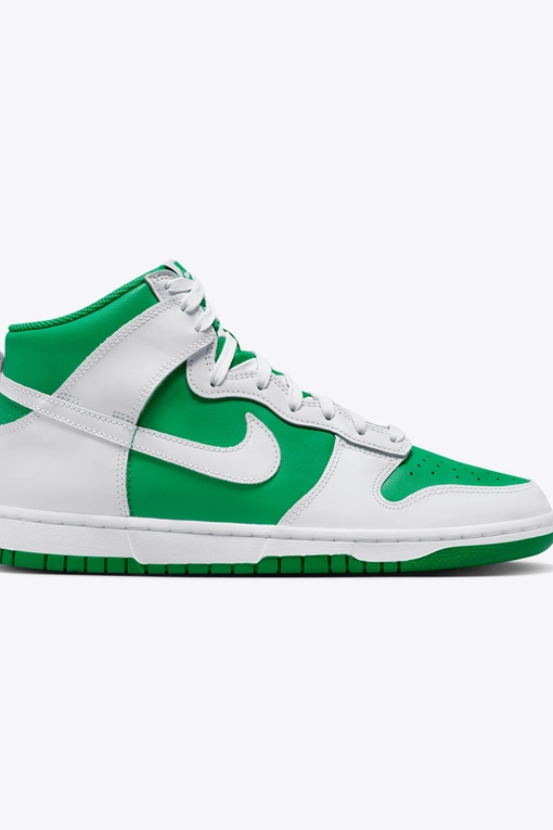 Nike Elevate your sneaker game with the trendy Nike DUNK HIGH