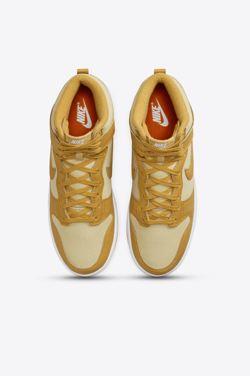 Nike Elevate your sneaker game with the trendy Nike DUNK HIGH