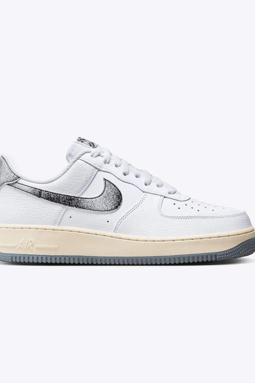 Nike Elevate your sneaker game with the trendy NIKE AIR FORCE