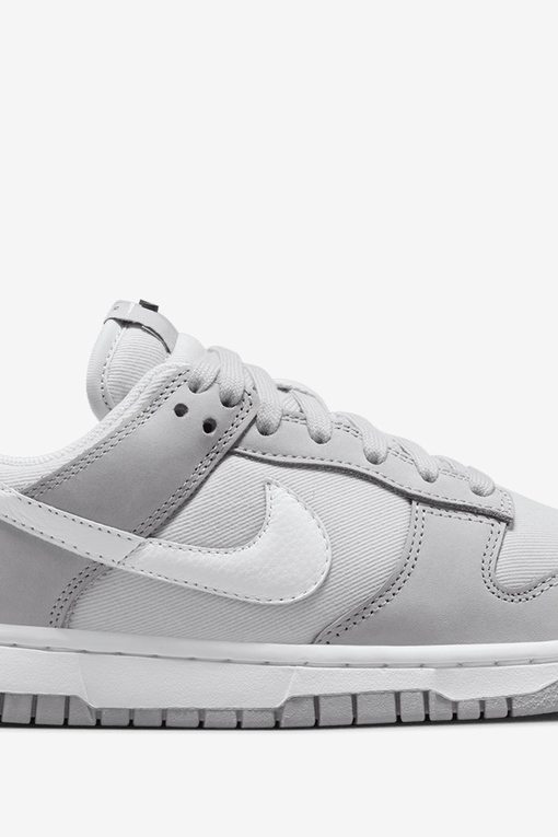 White nike hot sale dunks low