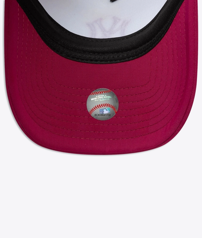 9FORTY WORLD SERIES E-FRAME NEW YORK YANKEES TRUCKER CAP