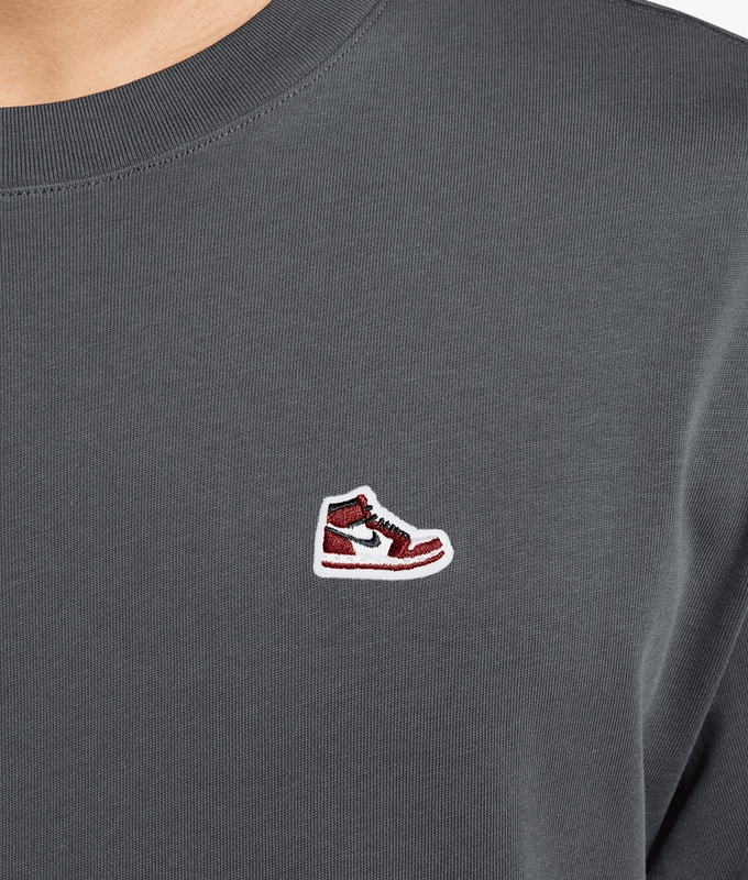 SNEAKER PATCH SHORT SLEEVE CREW T-SHIRT