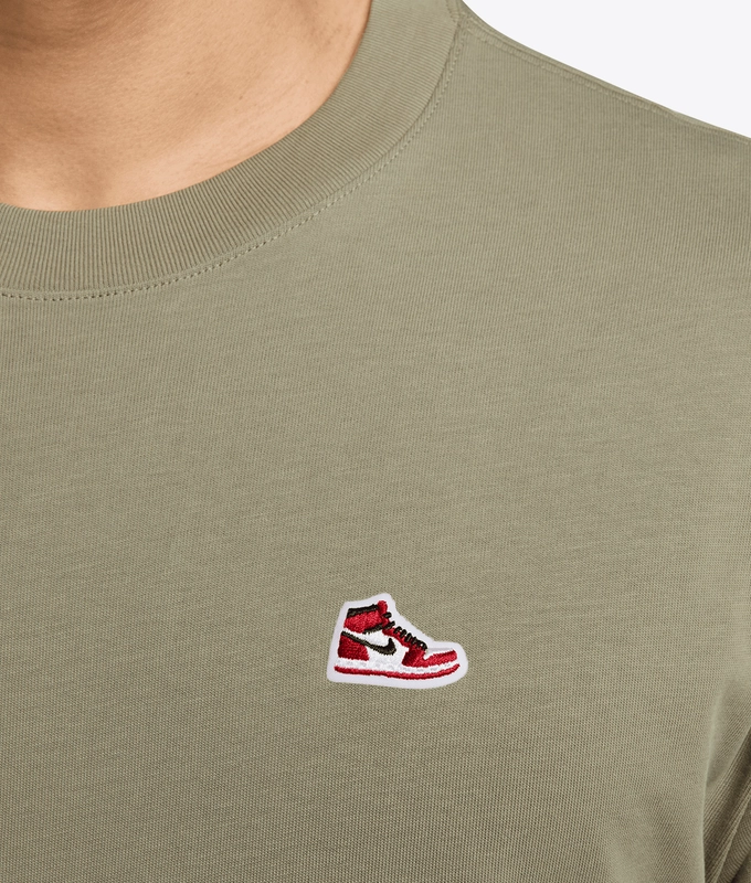 SNEAKER PATCH SHORT SLEEVE CREW T-SHIRT