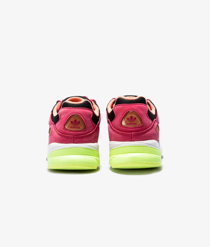 YUNG-96 CHASM 'CORE BLACK/HI-RES YELLOW/ENERGY PINK F17'