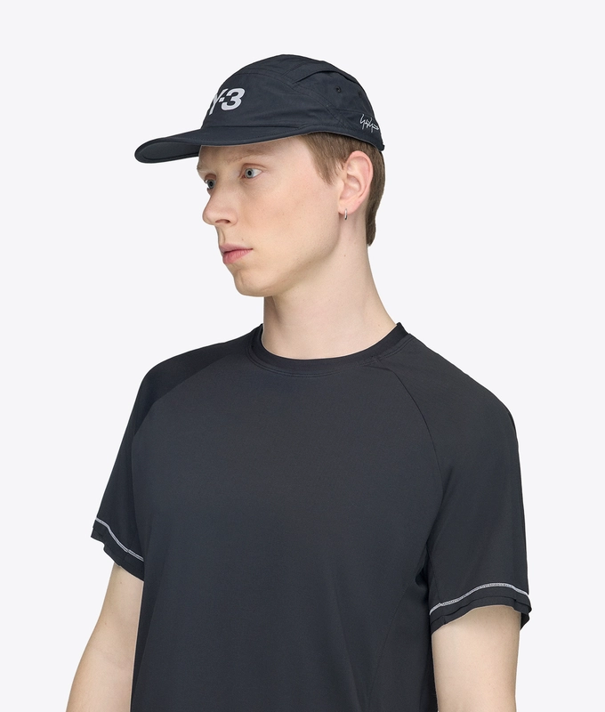 GRAPHIC RUNNING TEE
