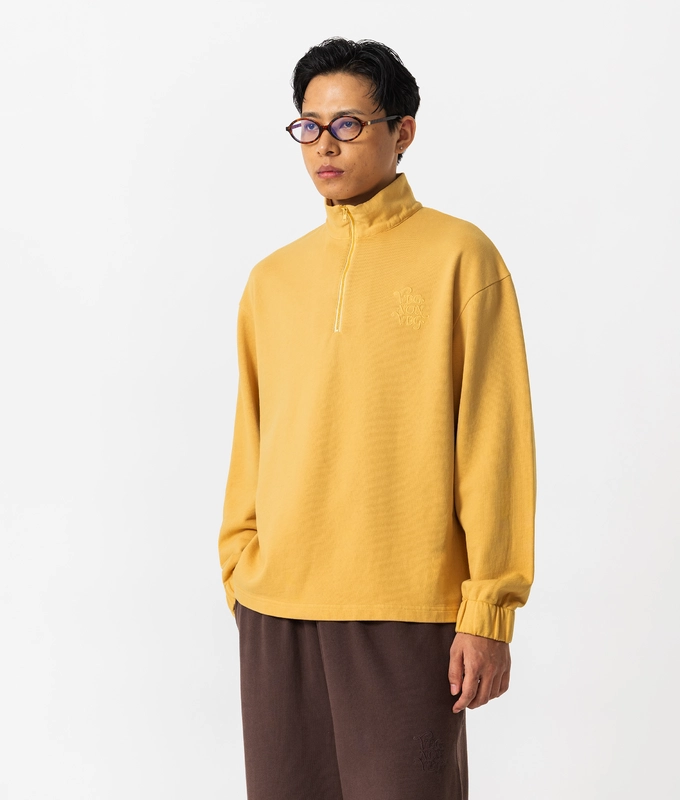 ESSENTIALS QUARTER ZIP SWEATSHIRT