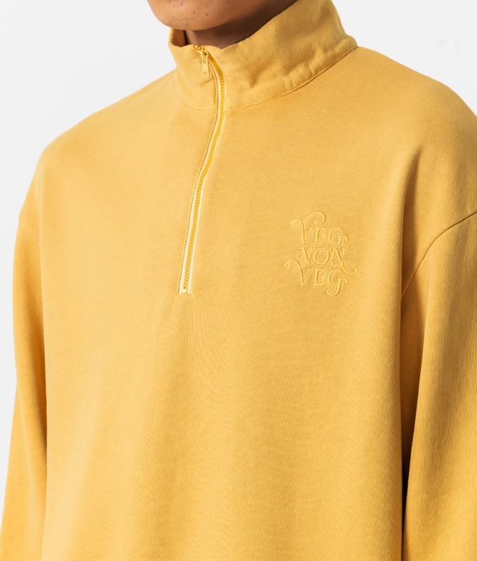 ESSENTIALS QUARTER ZIP SWEATSHIRT