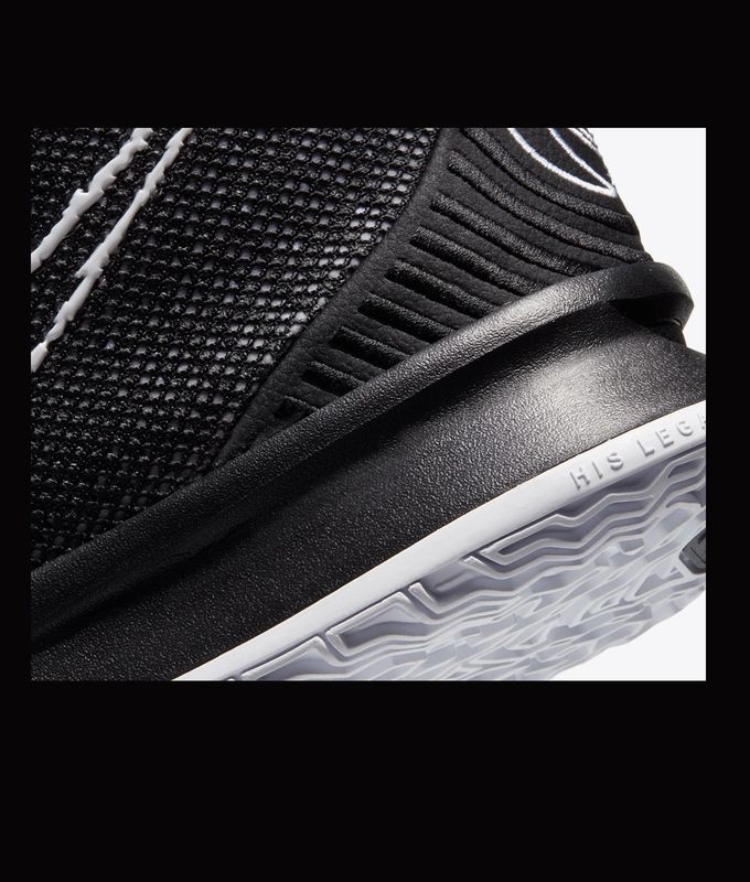 KYRIE 7 EP 'BLACK/WHITE'