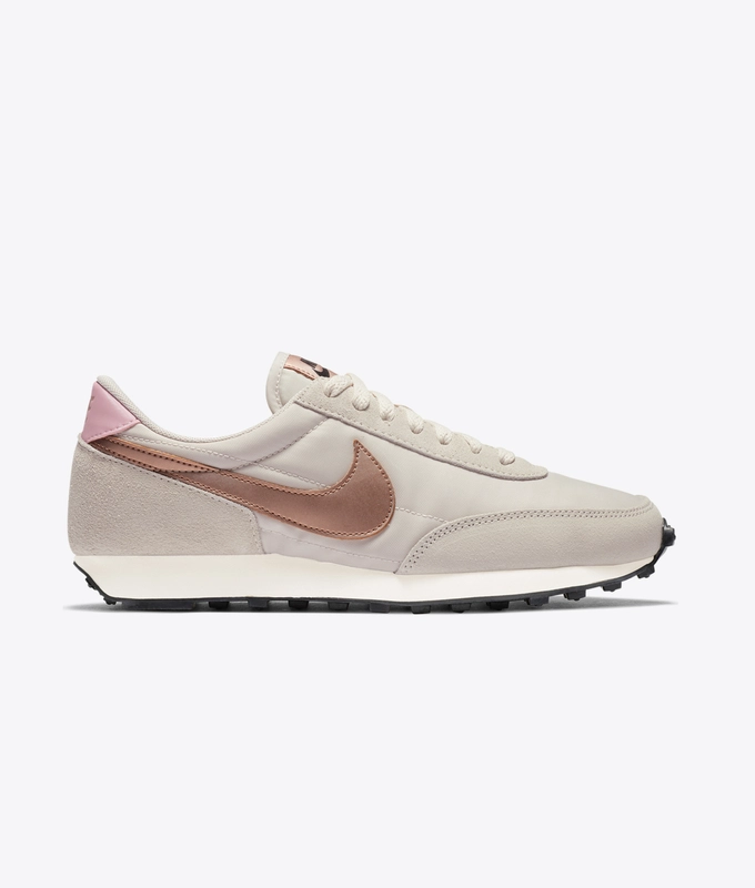 W NIKE DBREAK RTL 'LT OREWOOD BRN/MTLC RED BRONZE-BLACK'