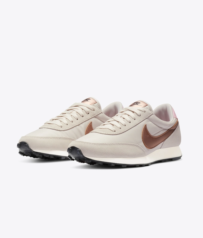W NIKE DBREAK RTL 'LT OREWOOD BRN/MTLC RED BRONZE-BLACK'