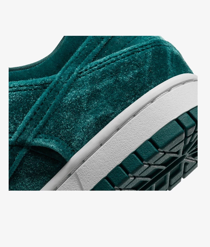 W Dunk Low