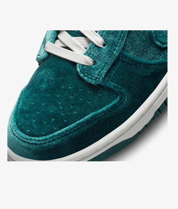 W Dunk Low