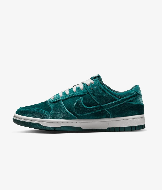 W Dunk Low