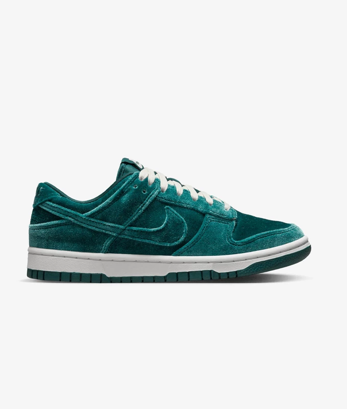 W Dunk Low